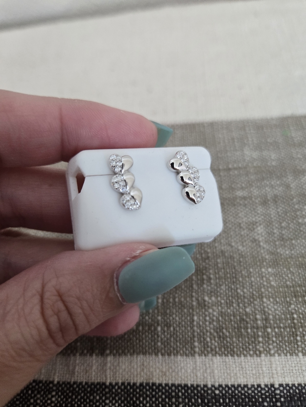 Moissanite 0.5CTW NWT 925 Silver Heart Push Back Earrings - Picture 4 of 7